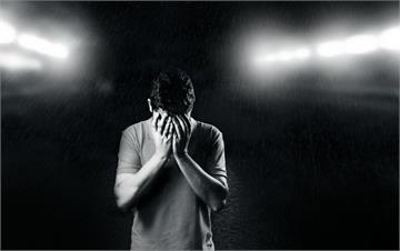 三成憂鬱症患者反覆惡化   研究驚揭竟基因「落井下石」作怪