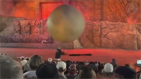 180公斤仿製巨石暴走！　美國迪士尼員工肉身擋道具護觀眾