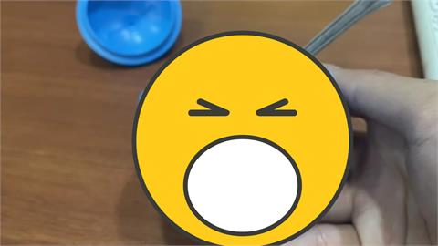 小表弟「開哆啦A夢頭顱」挖呀挖！開吃畫面太獵奇…網嚇爛：超級恐怖