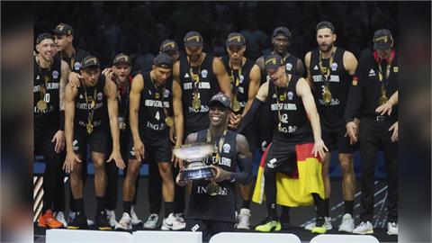 籃球(影)／NBA浪人「小黑」國際賽再登巔峰！　率德國奪下歐錦賽冠軍