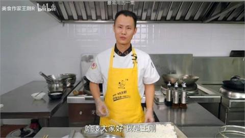中國網紅踩禁忌「做蛋炒飯」遭自己人圍剿　急刪影片道歉：再也不做