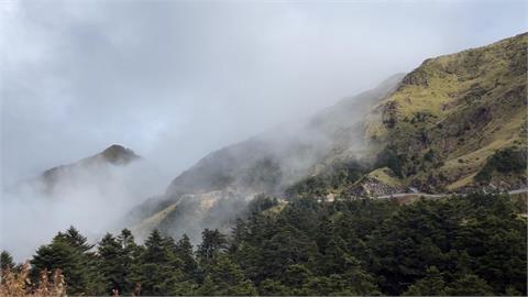 雪山迎首波瑞雪！　合歡山遊客闖管制區拍照