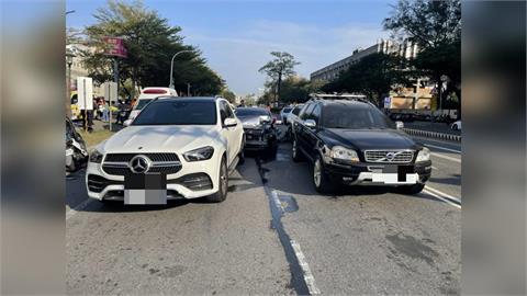 台南連環車禍! 轎車疑「煞車不及」追撞前車釀7車撞成一團