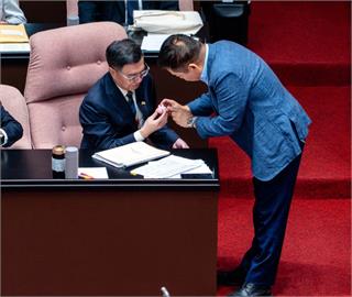 不可能這麼可愛！卓榮泰帶「小八」立法院備詢 莊瑞雄送卡娜赫拉交流