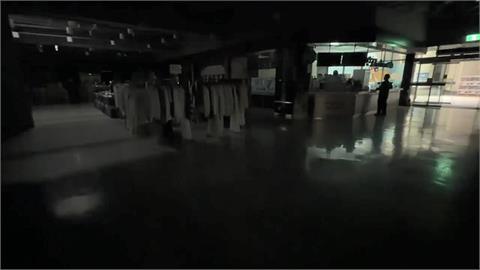台中又停電！家樂福文心店漆黑一片　民眾摸黑用餐畫面曝