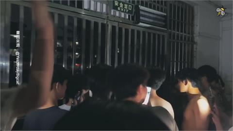 學校宿舍堪比監獄！　中國上千學生暴動追打老師