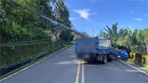 為撿奶茶分心？　南投貨車司機撞歪電線桿大停電　台電要求償