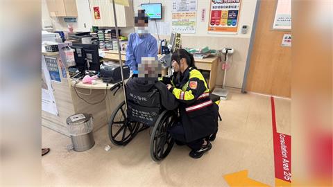 快新聞／70歲老婦深夜跌倒「子攔嘸車送醫」　新莊暖警神協助被讚爆