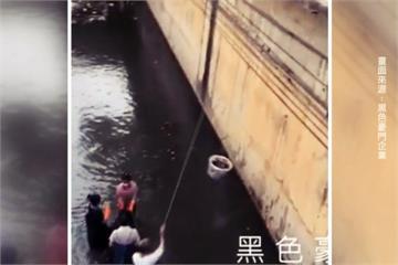 噁！民眾排水溝捕撈吳郭魚 疑銷往傳統市場