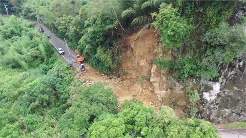 大湖苗61線香林段落石坍方！　電桿傾倒阻雙向道路　怪手搶修