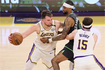 NBA(影)／Doncic全場最高37分無用！灰狼三分雨轟垮湖人奪首勝