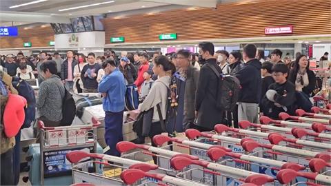 太誇張！機上囂張抽電子煙　外籍男乘客還對空服員「伸鹹豬手」