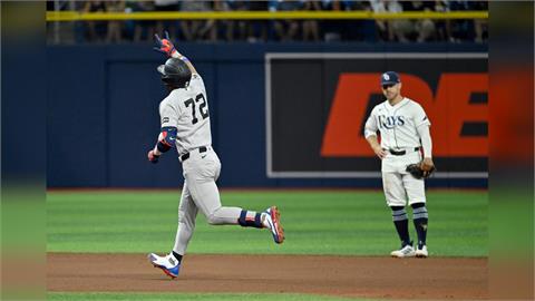 MLB(影)／面對老東家毫不手軟！卡巴耶羅雙響砲霸氣甩棒「拉弓射箭」嗨翻全場