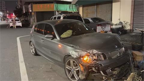 駕駛撞市場護欄、爆衝到對向民宅　車幾乎撞爛...安全氣囊爆開