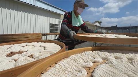 台南關廟麵靠「天然曬製」　天氣放晴！業者全力趕工生產