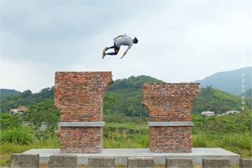 古蹟上「跑酷」 男爬龍騰斷橋po網遭罵翻