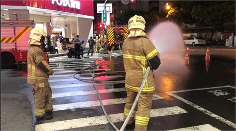 快新聞／台南東區東寧、東安路口驚傳瓦斯外洩  消防人員灑水稀釋