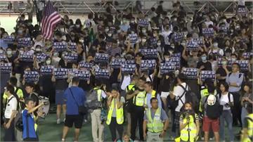 週三晚間上千港人靜坐 力挺遭港警實彈打中學生