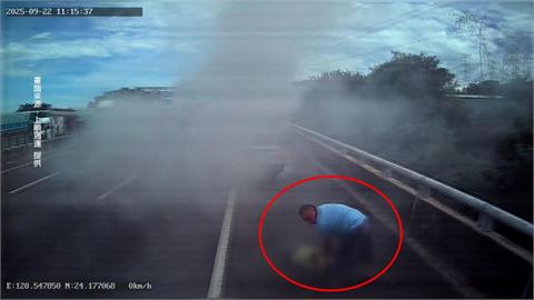 活菩薩！國3自撞火燒車　2大貨車駕駛跳車奮勇救人