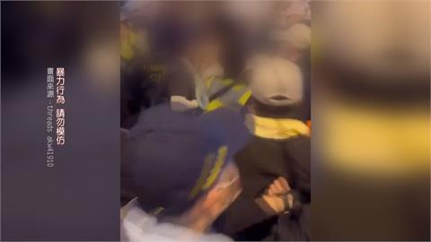 平安通過"一級戰區"　大甲媽遶境爆衝突！　民生地下道前香客.娘傘組2人遭壓制