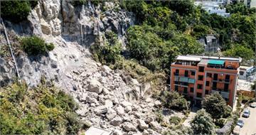 義大利那不勒斯規模4.7地震！山崩壓毀建築與車輛　至少26人傷、約300人撤離