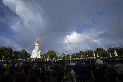 伊莉莎白二世辭世前白金漢宮外乍現霓虹　支持者淚唱〈天佑女王〉