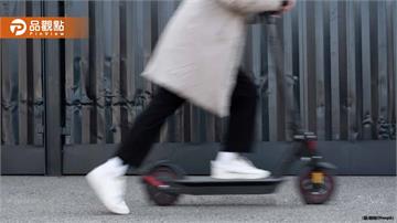 17歲少年騎滑板車停在快車道！保時捷閃避不及撞上