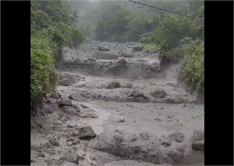 快新聞／阿里山驚見土石流 大石隨滾滾泥流翻落怵目驚心