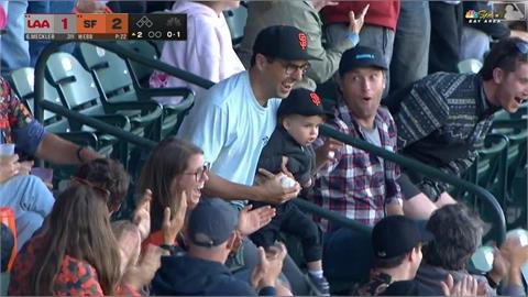 MLB(影)／球場上最帥老爸！一手抱著孩子另一手反手接住界外球