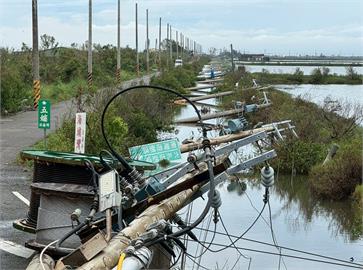 快新聞／電桿殺手！丹娜絲害逾2500電線桿倒斷　台電進聚落搶修支線拚今日復電