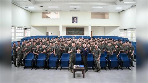 魔術師黃信凱 400場軍中生命教育講座 感動官兵 金鐘得主張啟樂拜師學藝！