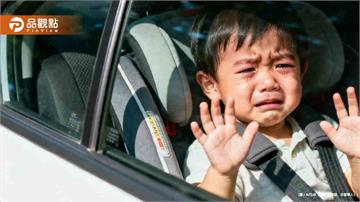 阿公留孫在車上去買東西！2歲童誤鎖車門　警消破窗救命
