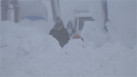 日本雪災壓垮房屋頻傳　青森酸湯積雪破4.5公尺