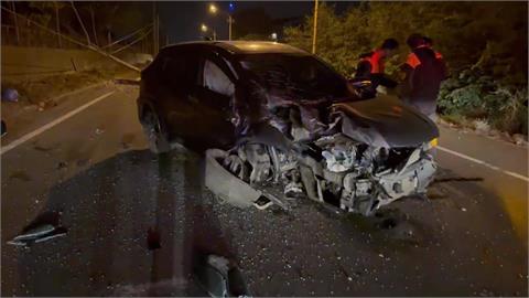 你累了嗎? 休旅車自撞電桿"車頭全毀" 駕駛自行脫困