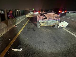 【有片】桃園台66驚魂！自撞護欄又遭大貨車追撞 小客車「屁股全沒了」