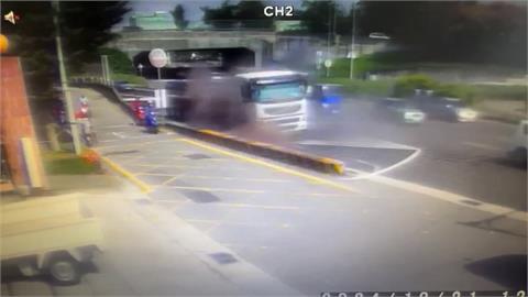 有燒焦味！　拖板車右前輪「爆炸起火」　司機幸運逃劫