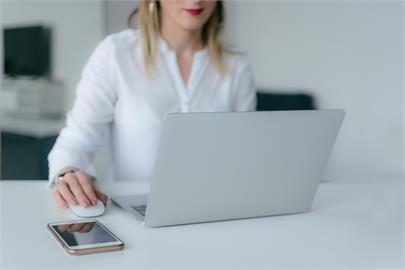 初入科技業！妹子好奇「這穿搭」是否妥當？內行曝1規則：色狼很多