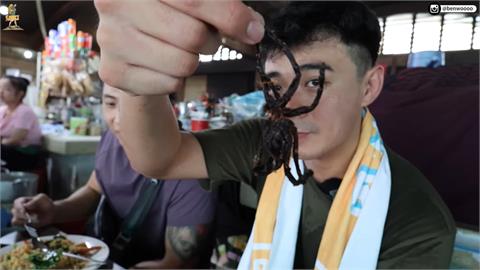 網紅遊柬埔寨挑戰吃炸昆蟲　一嚐驚呼：真的很甜