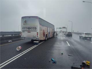 國1機場系統路段3車連環撞!23歲駕駛輕傷送醫