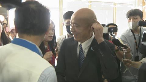 快新聞／挑戰2028？韓國瑜閃媒體「遭攝影機敲頭」幽默問記者：民進黨派來的？