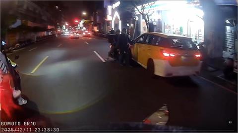 火爆外送員!不滿被計程車逼車 逆向騎車撞運將兩次