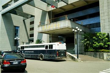 性雜交趴保險套無限供應　警員「喬裝」參加者12男女全栽