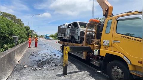 國1銅鑼疑切割機溫度過高！　貨車後車斗突起火　整車燒成火球
