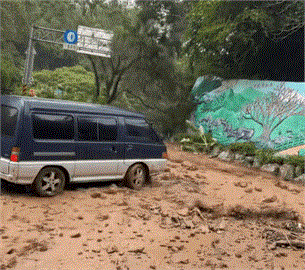 陽明山菁山路土石流!貨車泥流中「輪胎空轉」拍攝者嚇壞大喊:天啊
