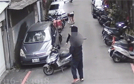 小孩衝馬路嚇壞騎士「爆粗口」　中和男竟「亮槍」咆哮！下場慘了