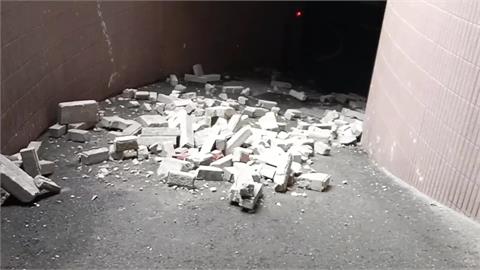 天降碎石雨「砸進大樓車道」　板橋工地拆房「三度出包」遭勒令停工