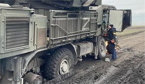 另類支援烏克蘭！俄羅斯鎧甲-S1飛彈車卡泥坑　專家：中國山寨輪胎