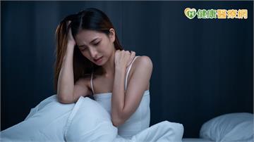 一覺醒來落枕脖子痛得不敢動？醫揭「做3件事」　枕頭支撐力這樣看