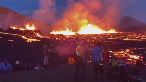 冰島「法格拉達爾」火山噴發　遊客不顧危險圍觀