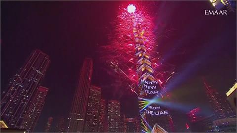 杜拜哈里發塔迎接2025　璀璨煙火絢爛奪目